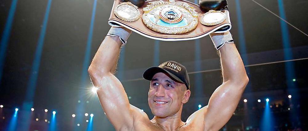 Siegerstrahlen. Arthur Abraham siegte nach Punkten gegen Robert Stieglitz und wurde neuer WBO-Weltmeister im Supermittelgewicht.