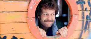 Wolfgang Petry der Comedy.Der Bart passt, die Frise sitzt. Nur die Freundschaftsbändchen fehlen. Auch dank seines Aussehens bringt Martin Gottschild jeden dritten Sonntag und Montag im Monat sein Publikum im Frannz Club mit seinen Texten zum Lachen.Foto: Georg Moritz
