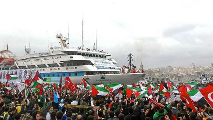 Die "Mavi Marmara" bei ihrer Rückkehr in Istanbul. Israel hatte im Mai 2010 die Gaza-Hilfsflotte angegriffen. Dabei kamen neun türkische Staatsbürger ums Leben. 