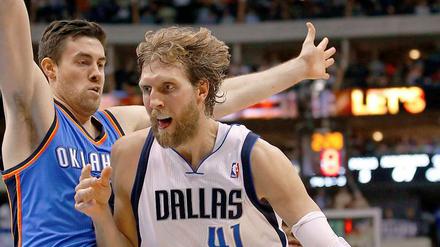 Gegen die Wand. Dallas Mavericks Dirk Nowitzki (rechts) im Zweikampf mit Oklahoma City Thunders Nick Collison.