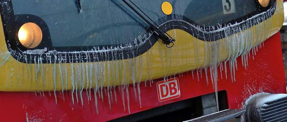 Das Wetter macht der S-Bahn zu schaffen. Die Berliner müssen sich auf Verspätungen und Zugausfälle einrichten. 