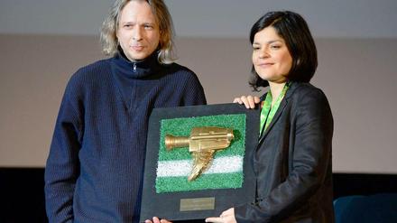 Die Juroren Jan Tilman Schwab und Jasmin Tabatabai mit dem 11mm-Preis für den besten Fußballfilm aller Zeiten. Es siegten "Maradona par Kusturica" und "Fimpen, der Knirps".
