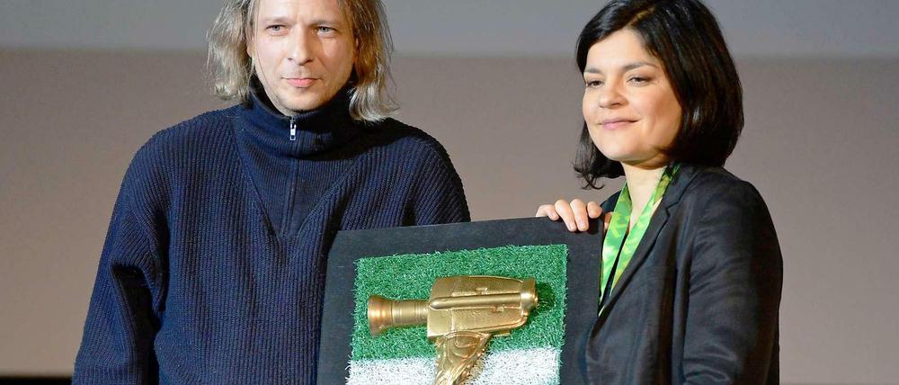 Die Juroren Jan Tilman Schwab und Jasmin Tabatabai mit dem 11mm-Preis für den besten Fußballfilm aller Zeiten. Es siegten "Maradona par Kusturica" und "Fimpen, der Knirps".