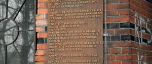 Die  Gedenktafel für das Alte Eierhäuschen hängt am Gebäude selbst, das zwischen Spreeufer und Plänterwald steht (Treptow).