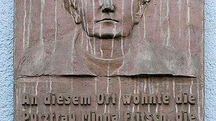 Die  Gedenktafel für Minna Fritsch (gest. 1946)  hängt am Nachfolgebau ihres ehemaligen Wohnhauses in der Wassertorstraße 53 (Kreuzberg) 
