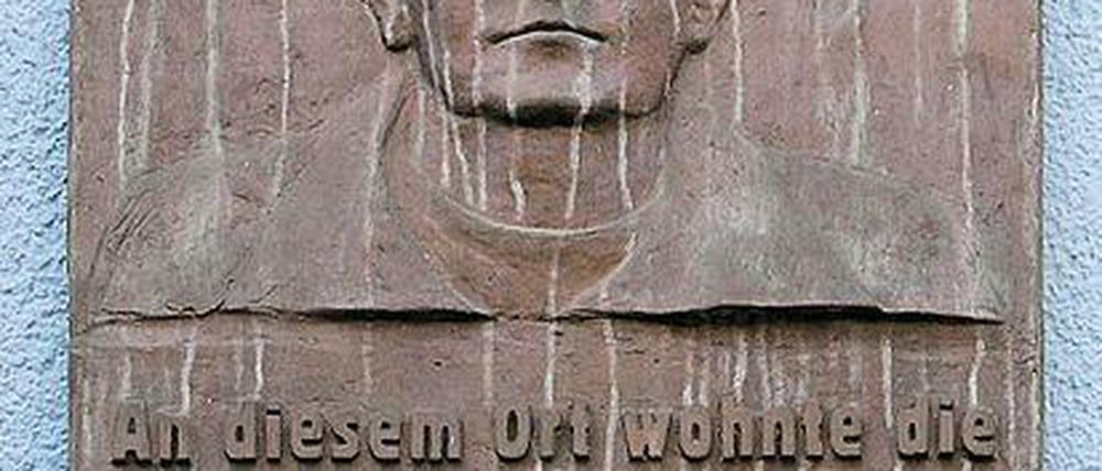 Die  Gedenktafel für Minna Fritsch (gest. 1946)  hängt am Nachfolgebau ihres ehemaligen Wohnhauses in der Wassertorstraße 53 (Kreuzberg) 