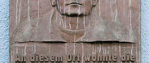 Die  Gedenktafel für Minna Fritsch (gest. 1946)  hängt am Nachfolgebau ihres ehemaligen Wohnhauses in der Wassertorstraße 53 (Kreuzberg) 