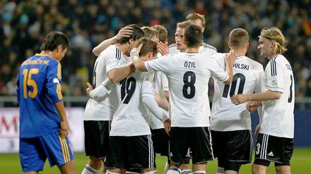 Erfolgreicher Trip nach Kasachstan. Die Deutsche Fußballnationalmannschaft gewint in der WM-Qualifikation mit 3:0. 