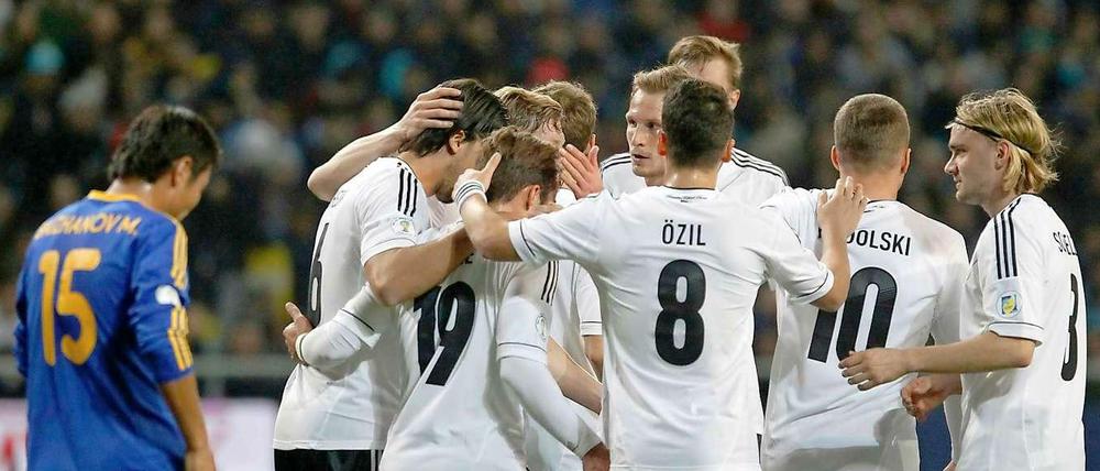 Erfolgreicher Trip nach Kasachstan. Die Deutsche Fußballnationalmannschaft gewint in der WM-Qualifikation mit 3:0. 