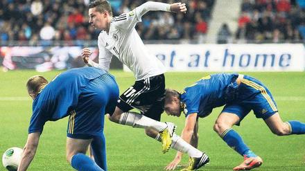Auf den Kunstrasen geschickt. Julian Draxler lässt zwei kasachische Gegner hinter sich. Der Schalker stand überraschend in der Startelf, hatte zwei gute Chancen – und musste schon nach einer Viertelstunde mit Verdacht auf Gehirnerschütterung vom Platz. Foto: dpa