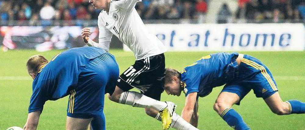 Auf den Kunstrasen geschickt. Julian Draxler lässt zwei kasachische Gegner hinter sich. Der Schalker stand überraschend in der Startelf, hatte zwei gute Chancen – und musste schon nach einer Viertelstunde mit Verdacht auf Gehirnerschütterung vom Platz. Foto: dpa