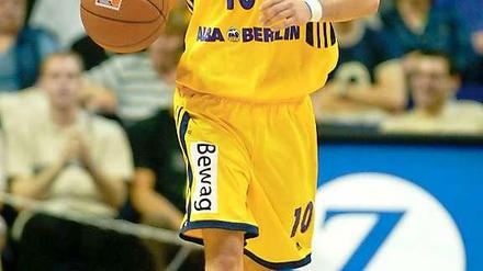 Titelfigur: 2003 traf Berlins Spielmacher Mithat Demirel Sekunden vor Schluss zum Pokalsieg. Heute trifft der Sportdirektor im Halbfinale mit Alba auf Bayern München.