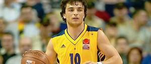 Titelfigur: 2003 traf Berlins Spielmacher Mithat Demirel Sekunden vor Schluss zum Pokalsieg. Heute trifft der Sportdirektor im Halbfinale mit Alba auf Bayern München.