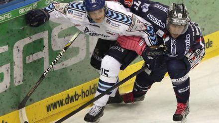 Eisbären-Spieler Mark Katic und der Hamburger Duvie Wescott werden sich auch in den Play-offs wieder packende Duelle liefern.