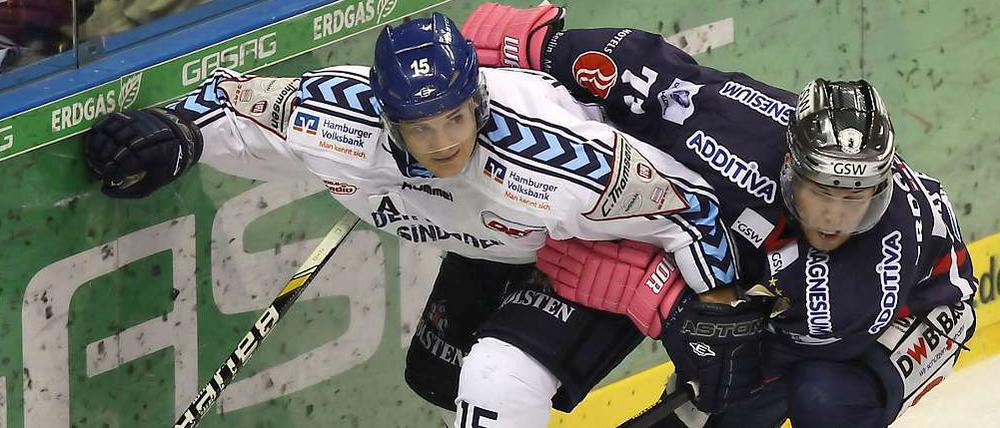 Eisbären-Spieler Mark Katic und der Hamburger Duvie Wescott werden sich auch in den Play-offs wieder packende Duelle liefern.