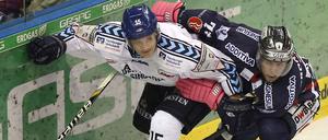 Eisbären-Spieler Mark Katic und der Hamburger Duvie Wescott werden sich auch in den Play-offs wieder packende Duelle liefern.