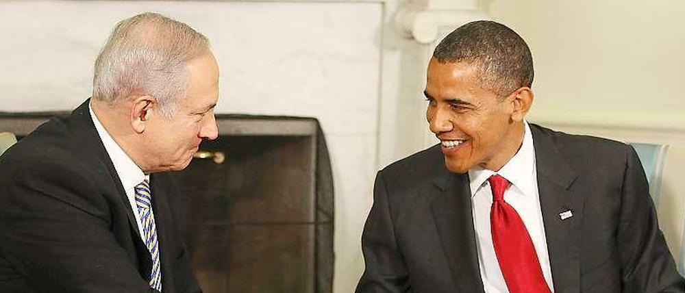 Barack Obama und Benjamin Netanjahu schütteln sich bei einem Treffen im Weißen Haus in Washington die Hände.