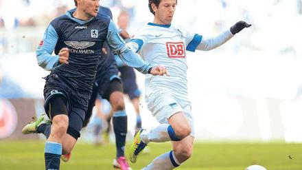 Wenig Kunst, viel Kampf. Hertha BSC (hier mit Lewan Kobiaschwili, rechts) bot nur in der ersten Halbzeit eine ansprechende Leistung. Nach der Pause mussten die Berliner glücklich sein, das Spiel nicht verloren zu haben. Foto: dpa