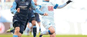 Wenig Kunst, viel Kampf. Hertha BSC (hier mit Lewan Kobiaschwili, rechts) bot nur in der ersten Halbzeit eine ansprechende Leistung. Nach der Pause mussten die Berliner glücklich sein, das Spiel nicht verloren zu haben. Foto: dpa