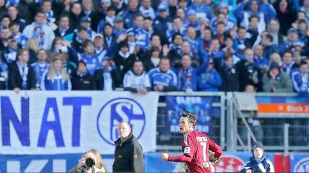 Blaues Wunder(n): Nürnbergs Markus Feulner jubelt über sein 1:0, die Schalker Fans wollen es nicht glauben.