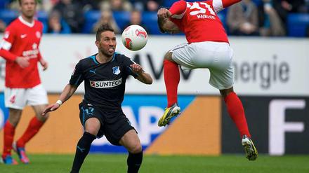 Tanz um den Ball: Hoffenheims Tobias Weis (l.) und Mainz' Marco Caligiuri.