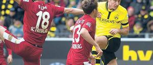 Toresblick. Borussia Dortmunds Stürmer Robert Lewandowski verfolgt den Weg seines Kopfballs – ins Tor. Der polnische Nationalspieler erzielte gegen Freiburg seine Saisontreffer Nummer 18 und 19.Foto: AFP