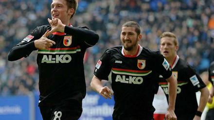 Wieder gewonnen: Augsburgs Jan-Ingwer Callsen-Bracker (v. l.) jubelt über sein Tor zum 1:0, neben ihm Sascha Mölders und Andre Hahn.