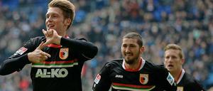 Wieder gewonnen: Augsburgs Jan-Ingwer Callsen-Bracker (v. l.) jubelt über sein Tor zum 1:0, neben ihm Sascha Mölders und Andre Hahn.