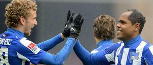Herthas Fabian Lustenberger (l.) und Ronny freuen sich über den 4:2-Sieg gegen Duisburg. Werden sie auch in München jubeln können?