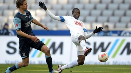 Kai Bülow (l.) im Zweikampf mit Herthas Adrian Ramos.
