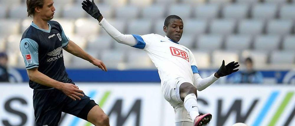 Kai Bülow (l.) im Zweikampf mit Herthas Adrian Ramos.