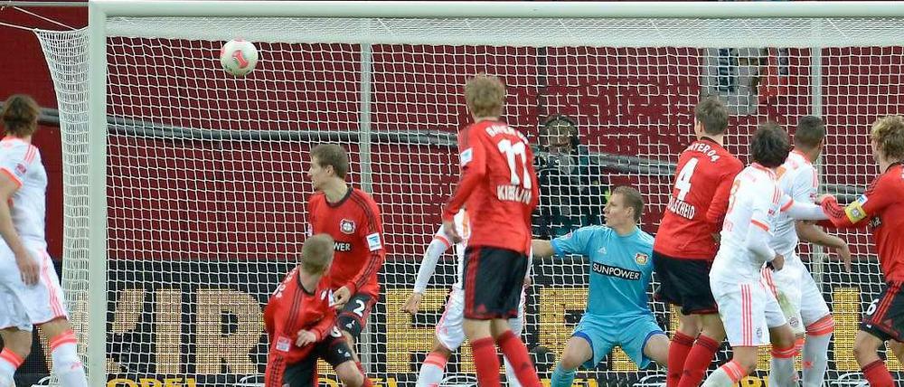 Siegtreffer: Unglücksrabe Wollscheid (4. v. r.) lenkt einen Bayern-Freistoß ins eigene Tor.