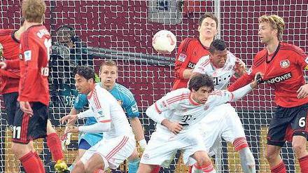 Schulter und Schluss. Nach einem abgefälschten Freistoß prallt in der 87. Minute der Ball an den Körper des Leverkusener Verteidigers Philip Wollscheid (Dritter von rechts) – und springt anschließend zum Siegtreffer der Bayern ins Tor. Foto: dpa