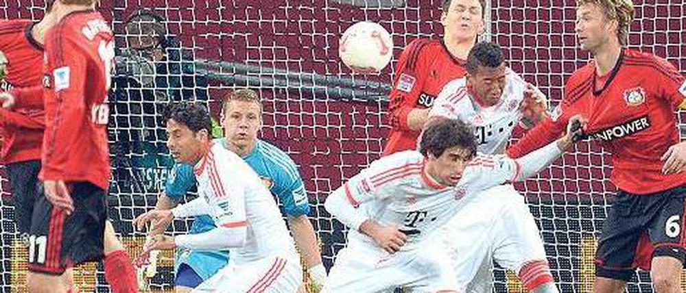 Schulter und Schluss. Nach einem abgefälschten Freistoß prallt in der 87. Minute der Ball an den Körper des Leverkusener Verteidigers Philip Wollscheid (Dritter von rechts) – und springt anschließend zum Siegtreffer der Bayern ins Tor. Foto: dpa