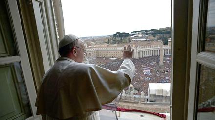 150.000 Menschen kamen zum ersten Angelus-Gebet des neuen Papstes Franziskus auf den Petersplatz in Rom. Auch die Deutschen erwarten viel vom neuen Pontifex - größtenteils Gutes.