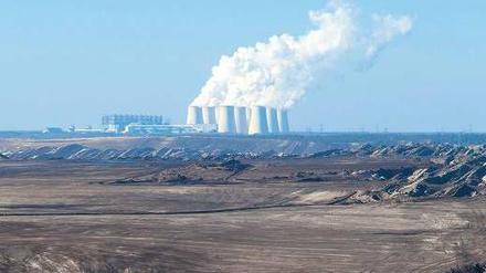 Profitable Nachbarschaft in der Lausitz. Direkt neben dem Braunkohle-Tagebau Jänschwalde liegt das Kraftwerk. Effizienter kann man Kohle nicht in Strom verwandeln – und dabei hohe Renditen erwirtschaften. Foto: Andreas Franke