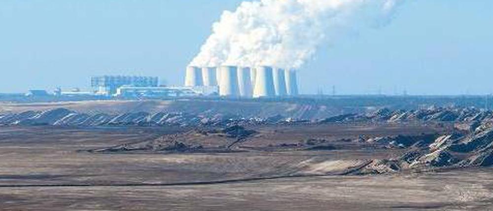Profitable Nachbarschaft in der Lausitz. Direkt neben dem Braunkohle-Tagebau Jänschwalde liegt das Kraftwerk. Effizienter kann man Kohle nicht in Strom verwandeln – und dabei hohe Renditen erwirtschaften. Foto: Andreas Franke