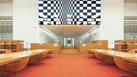 Neuer Glanz. Im Zentrum des gewaltigen Gebäudes der Staatsbibliothek Unter den Linden wurden nach Plänen von HG Merz neue Lesesäle errichtet – im Bild der Übergang vom Rara-Lesesaal zum Allgemeinen Lesesaal. 