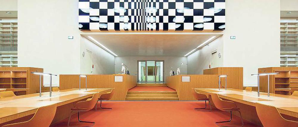 Neuer Glanz. Im Zentrum des gewaltigen Gebäudes der Staatsbibliothek Unter den Linden wurden nach Plänen von HG Merz neue Lesesäle errichtet – im Bild der Übergang vom Rara-Lesesaal zum Allgemeinen Lesesaal. 