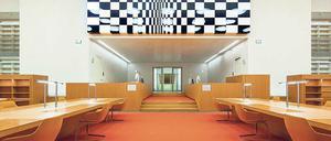 Neuer Glanz. Im Zentrum des gewaltigen Gebäudes der Staatsbibliothek Unter den Linden wurden nach Plänen von HG Merz neue Lesesäle errichtet – im Bild der Übergang vom Rara-Lesesaal zum Allgemeinen Lesesaal. 