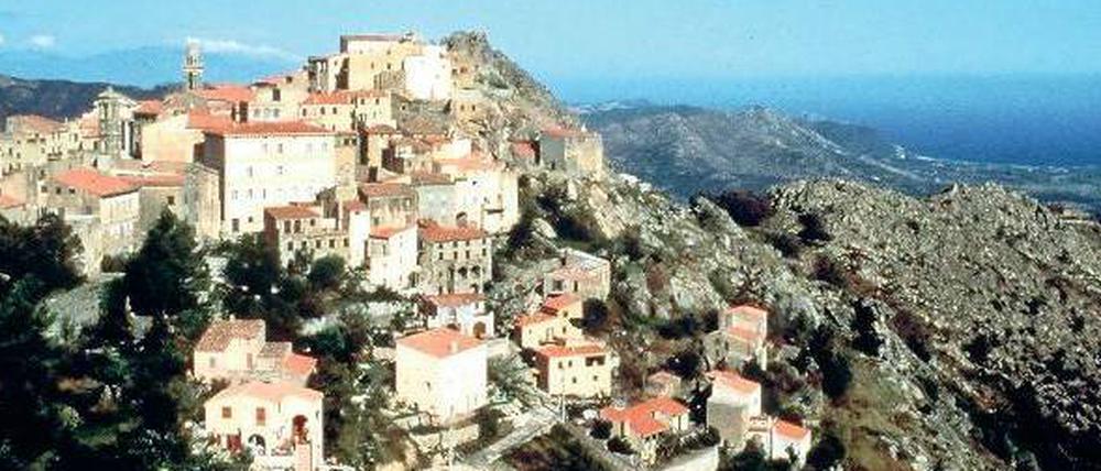 Trügerisch. Unter mediterraner Unbeschwertheit – hier das Bergdorf Belgodere – lauern auf Korsika die Wunden der Geschichte.
