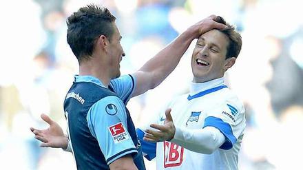 Sogar beim Gegner hat er einen Freund: Herthas Christoph Janker und Münchens Rob Friend.