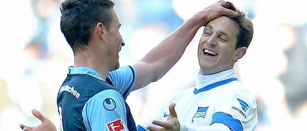 Sogar beim Gegner hat er einen Freund: Herthas Christoph Janker und Münchens Rob Friend.
