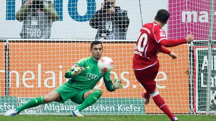Albert Bunjaku erzielt das 1:0 gegen Ingolstadts Torwart Ramazan Özcan per Elfmeter.
