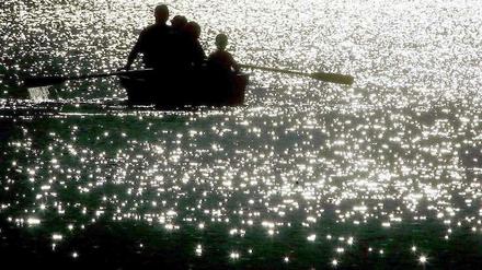 Die im Dunkeln fischen. Der malerische Obersee nördlich von Berlin.