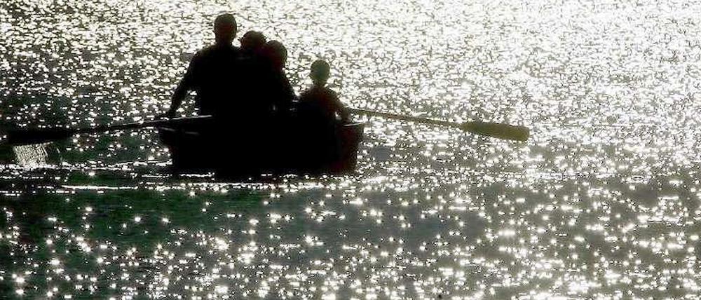 Die im Dunkeln fischen. Der malerische Obersee nördlich von Berlin.