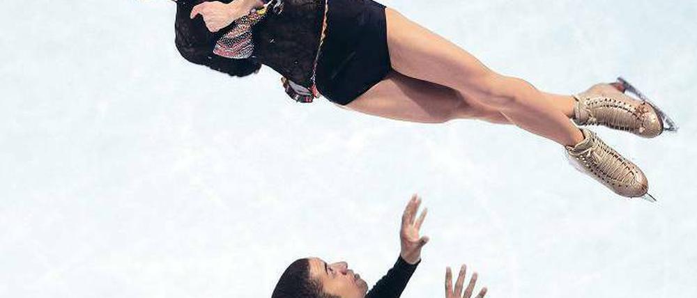 Zu Silber abgehoben. Aljona Sawtschenko und Robin Szolkowy sicherten sich durch ein gewagtes Schlussmanöver Platz zwei. Foto: AFP