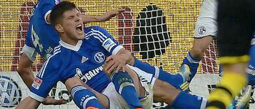 Sieg mit Schmerzen. Huntelaar gewann mit Schalke zwar gegen Dortmund, fällt mit einer Knieverletzung nun aber wochenlang aus.