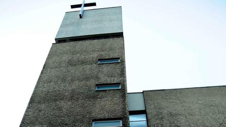 Werner Düttmanns St. Agnes-Kirche gilt als Architekturjuwel der sechziger Jahre. Johann König hat hier eine Galerie eröffnet.
