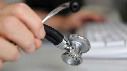 Dienste von mehr als 48 Stunden in der Woche seien bei Klinikärzten üblich: Der Marburger Bund erhebt schwere Vorwürfe gegen die Krankenhausbetreiber.